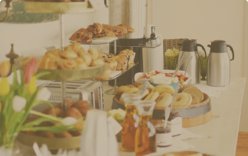 Imagem de buffet exposto em mesa com comidas e bebidas