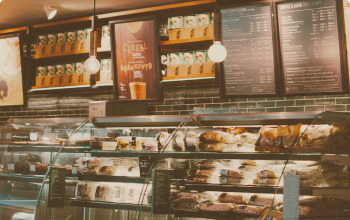 Imagem de cafeteria com vitrine e produtos expostos