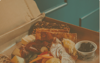 Imagem de comidas em uma caixa de delivery